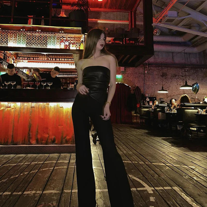 טופ סטרפלס דמוי עור בעיצוב אסימטרי - Jennifer