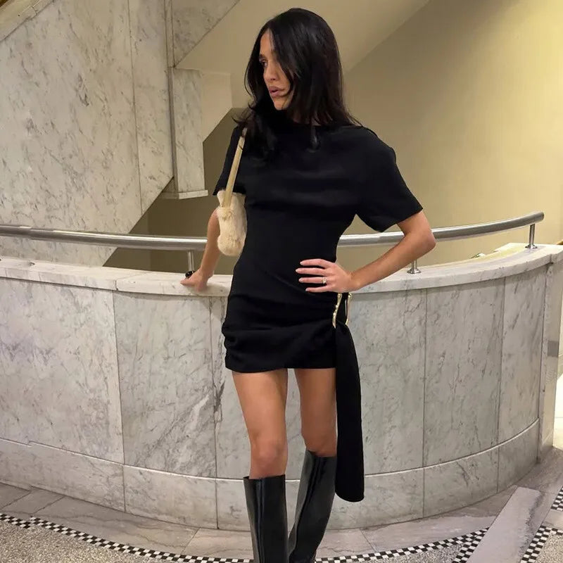 שמלת מיני בעיצוב מיוחד בעיטור אבזם ושובל - מורגן