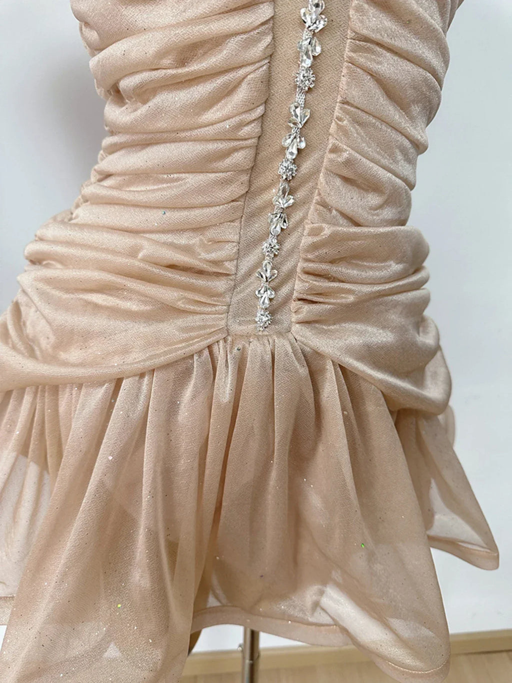 שמלת מיני שיפון קיפולים מלמלה בעיטור יהלומים ונצנצים - יאבה