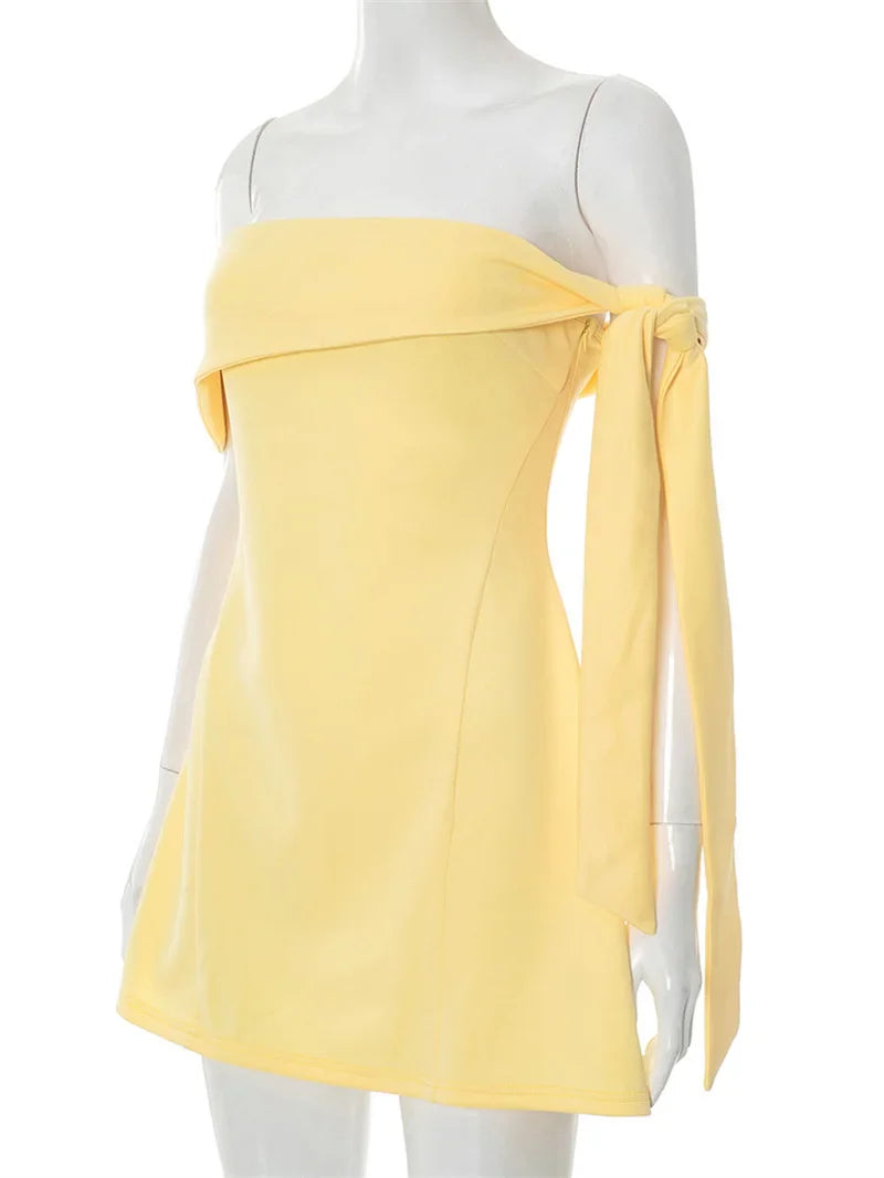 שמלת מיני בגזרת A כתפיים חשופות בעיטור קשירה - שלי