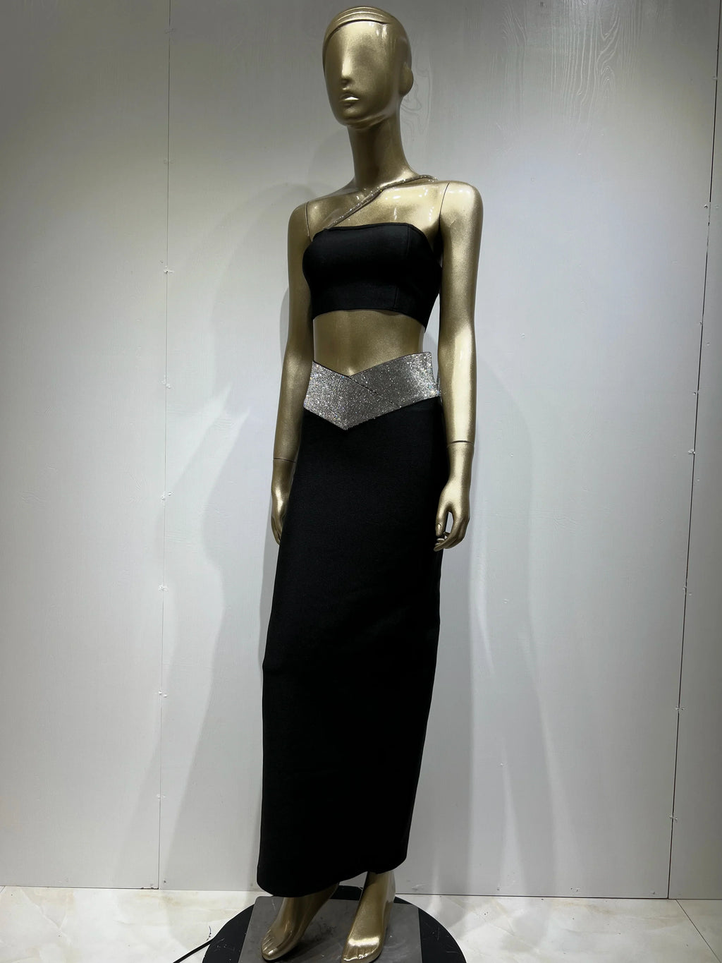 סט שני חלקים בעיטור זרקונים חצאית מקסי וטופ סטרפלס - LUAN