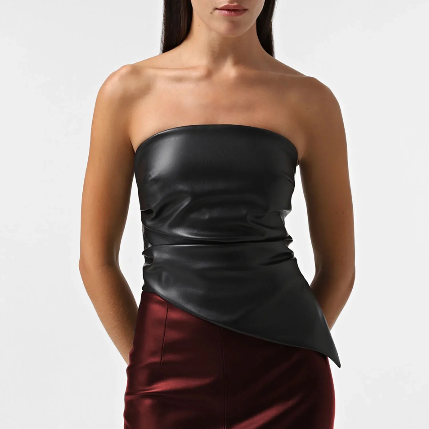 טופ סטרפלס דמוי עור בעיצוב אסימטרי - Jennifer