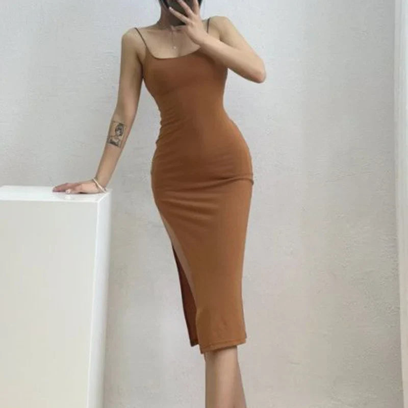 שמלת מידי צמודה בעטור שסע כתפיות ספגטי - בתי