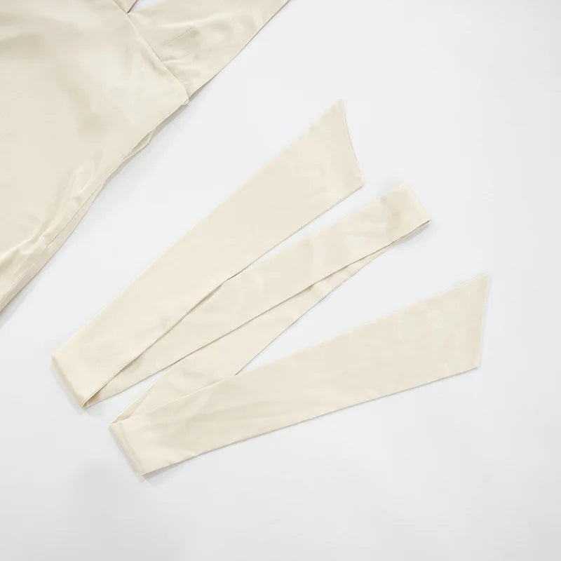 שמלת מיני סאטן מחשוף V בעיטור צעיף תואם - קרינה