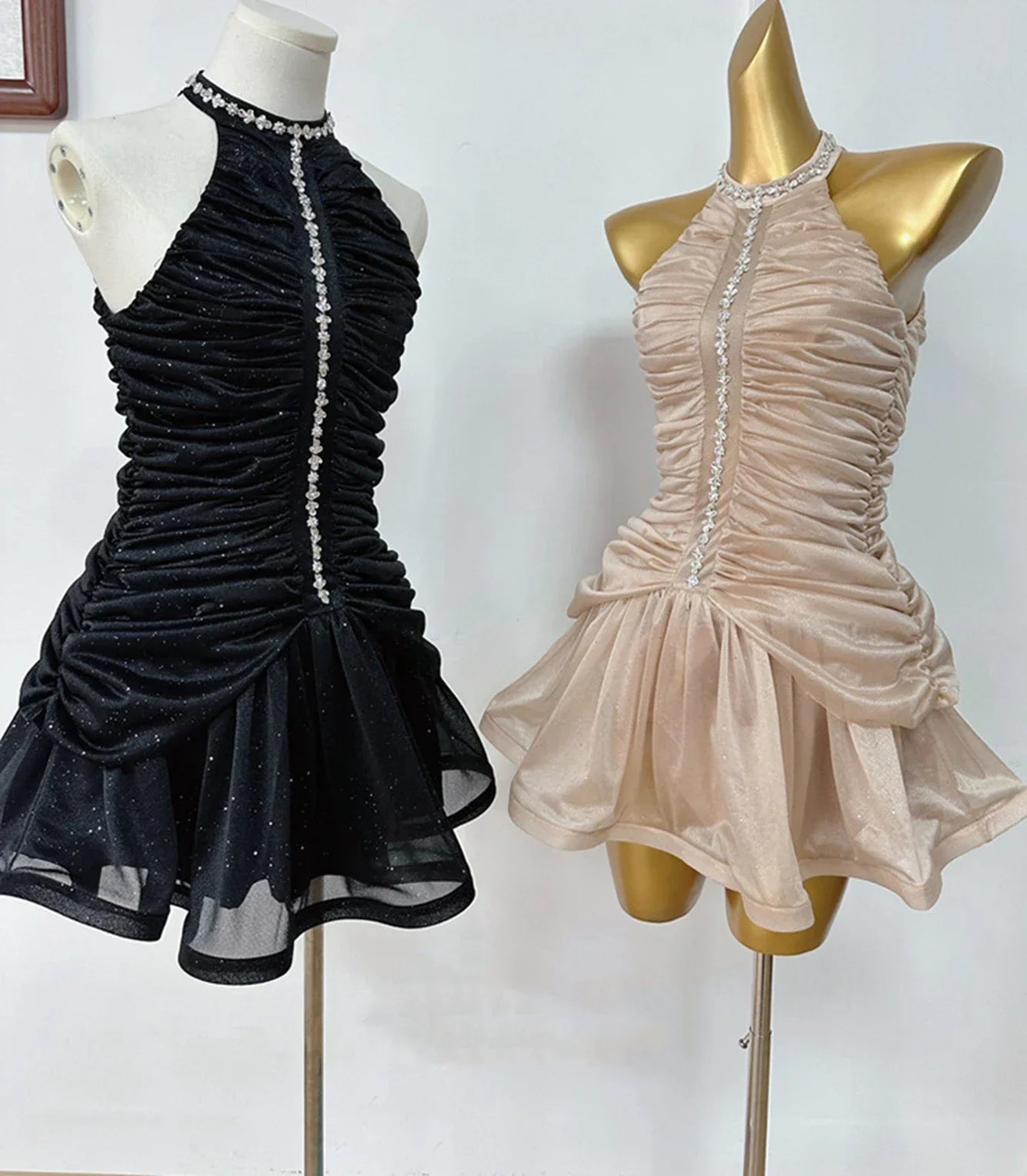 שמלת מיני שיפון קיפולים מלמלה בעיטור יהלומים ונצנצים - יאבה