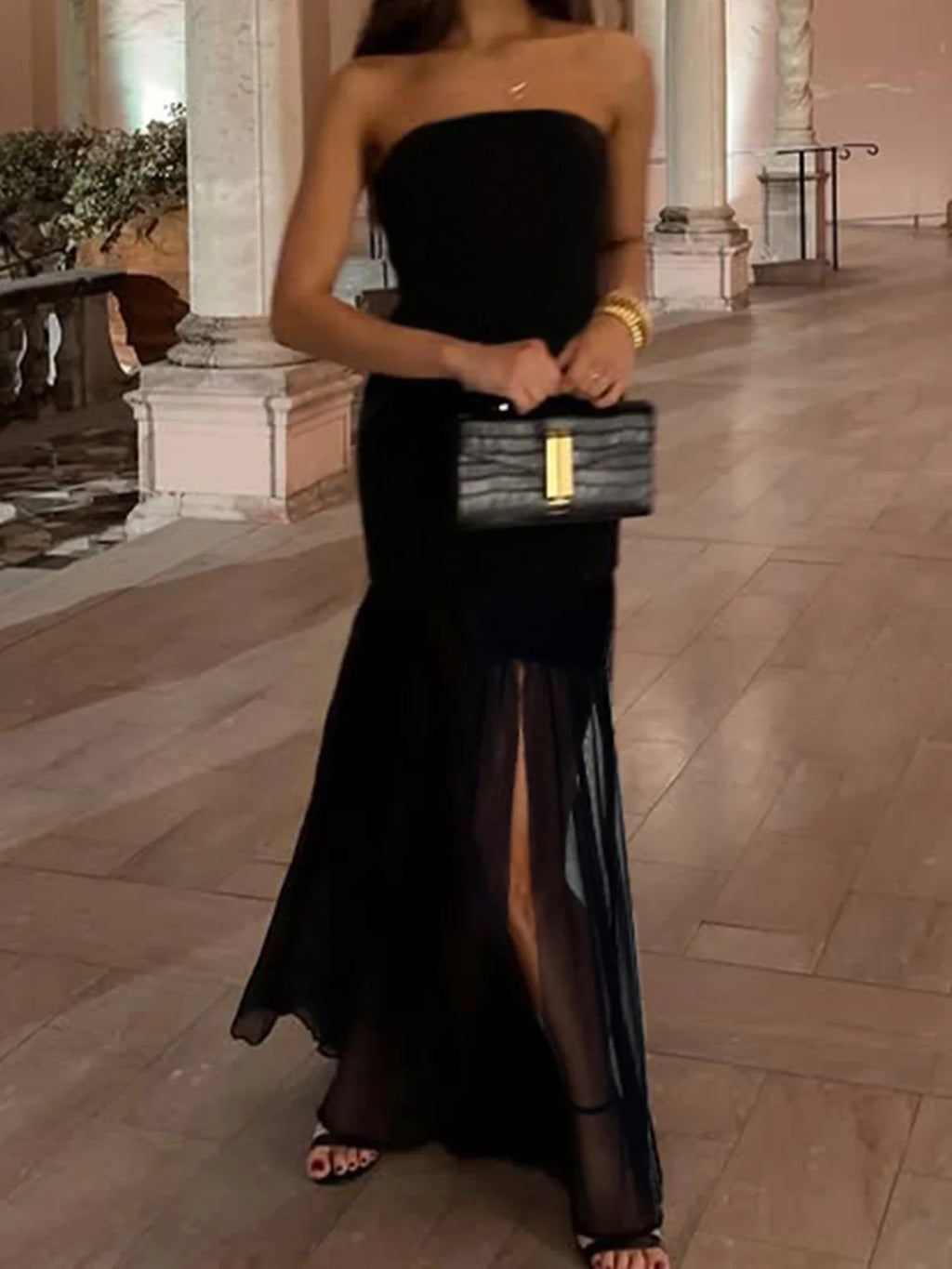 שמלת מקסי סטרפלס בעיטור שיפון ושסע - Lettie