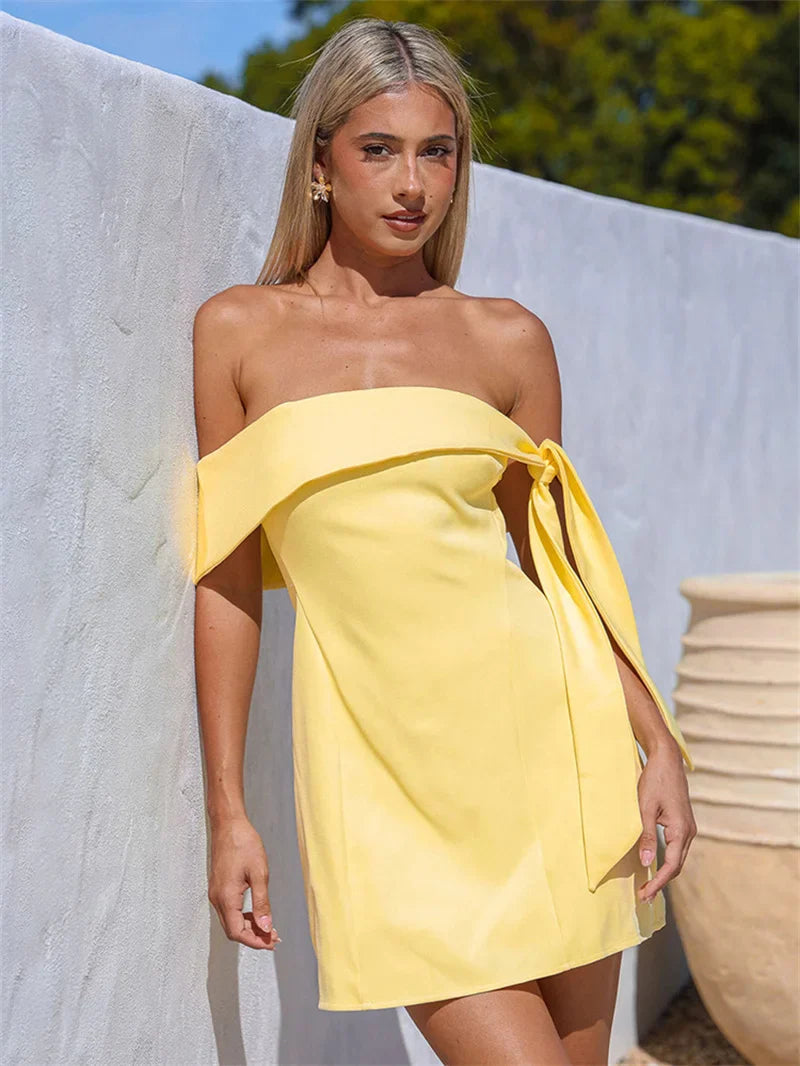 שמלת מיני בגזרת A כתפיים חשופות בעיטור קשירה - שלי