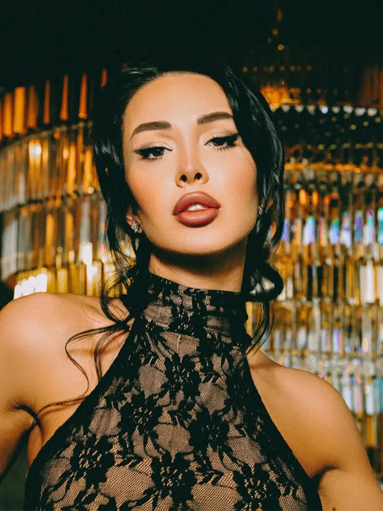 שמלת מקסי גולף בעיטור תחרה בעיצוב שסע עמוק - Calliope