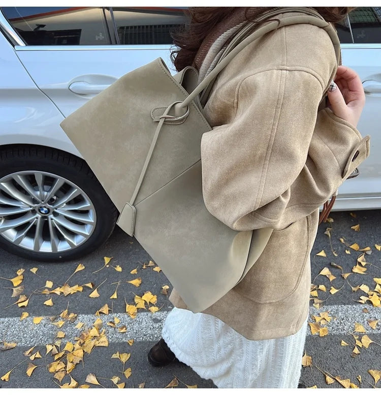Suede bag with classic design
