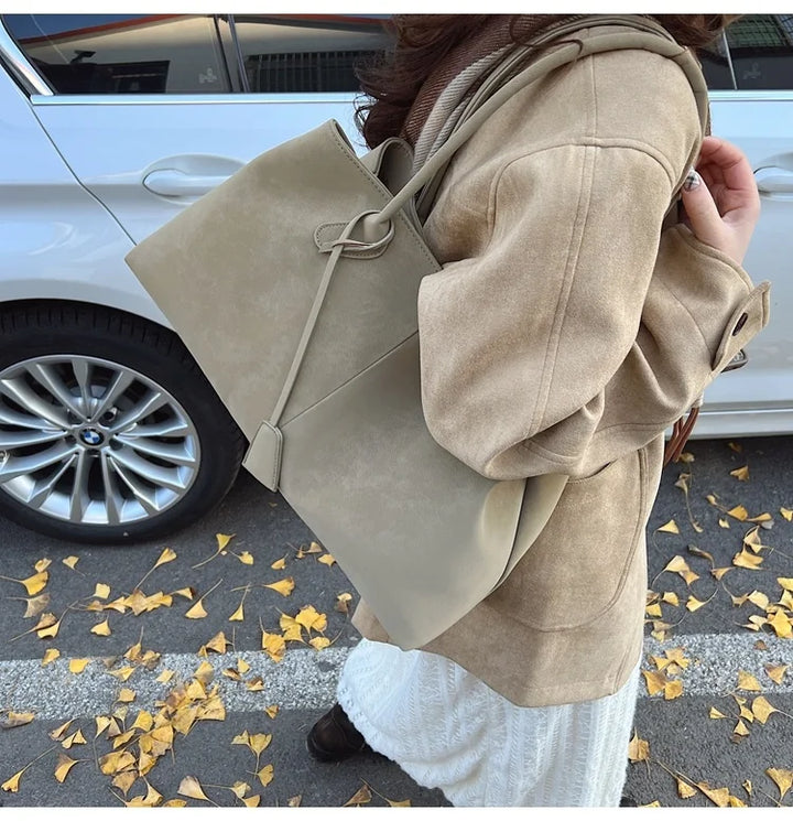 Suede bag with classic design
