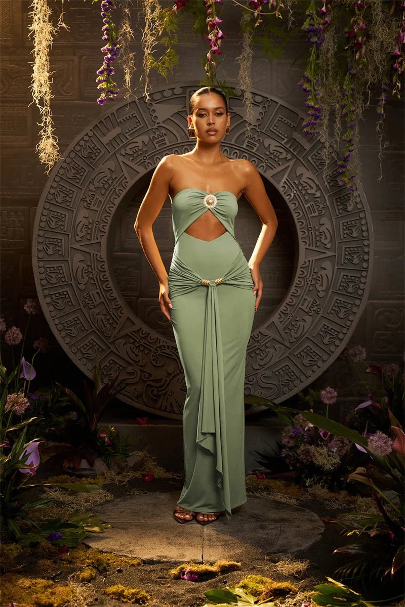 שמלת מקסי סטרפלס בעיצוב פתח ושובל בעיטור אבזמים - טאליה