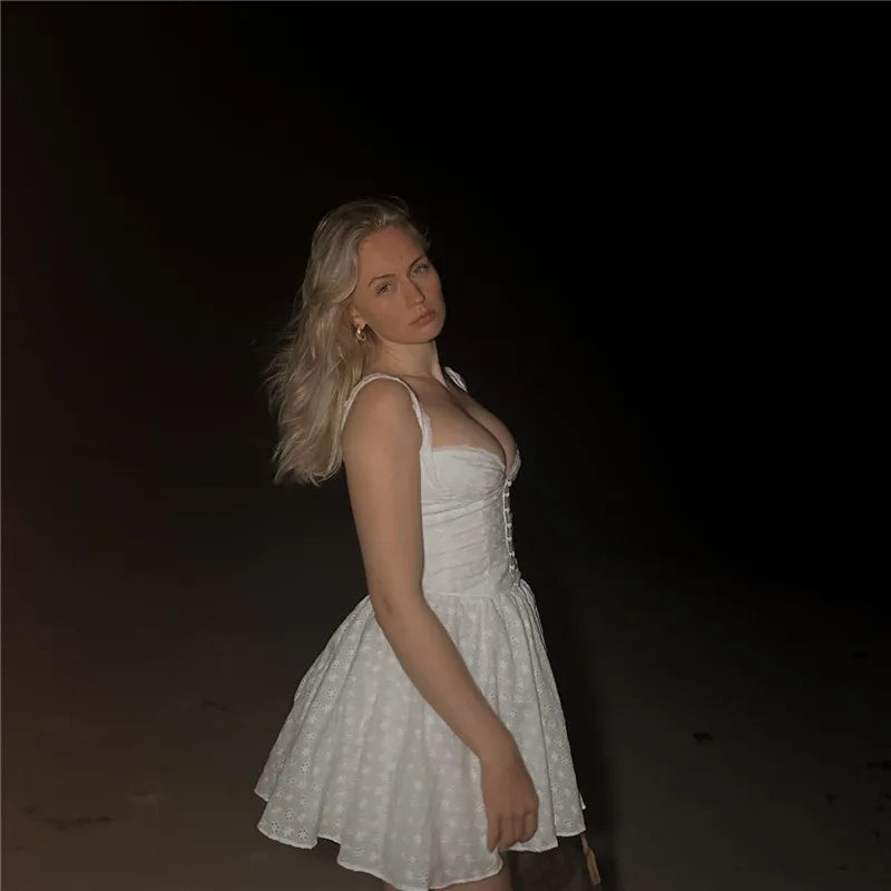 שמלת מיני סטייל כפרי בגזרת A בעיצוב רקמת פרחים - אמנדה