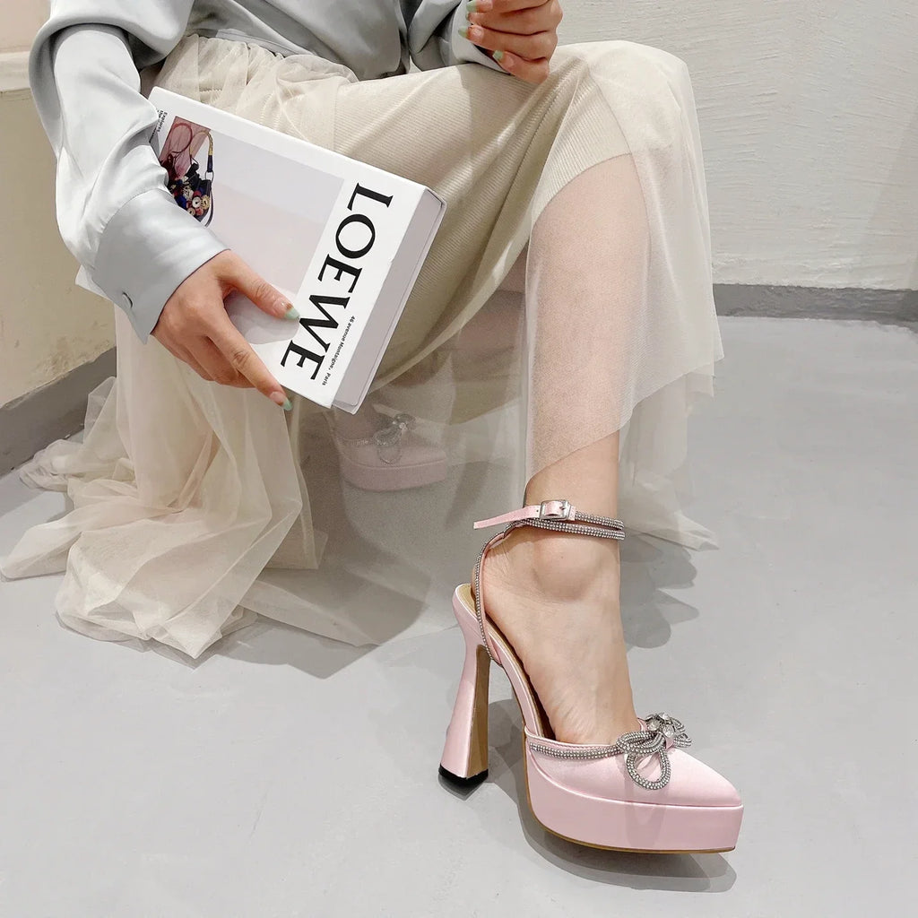 נעלי עקב סאטן שפיץ בעיטור פפיון נוצץ - שסה