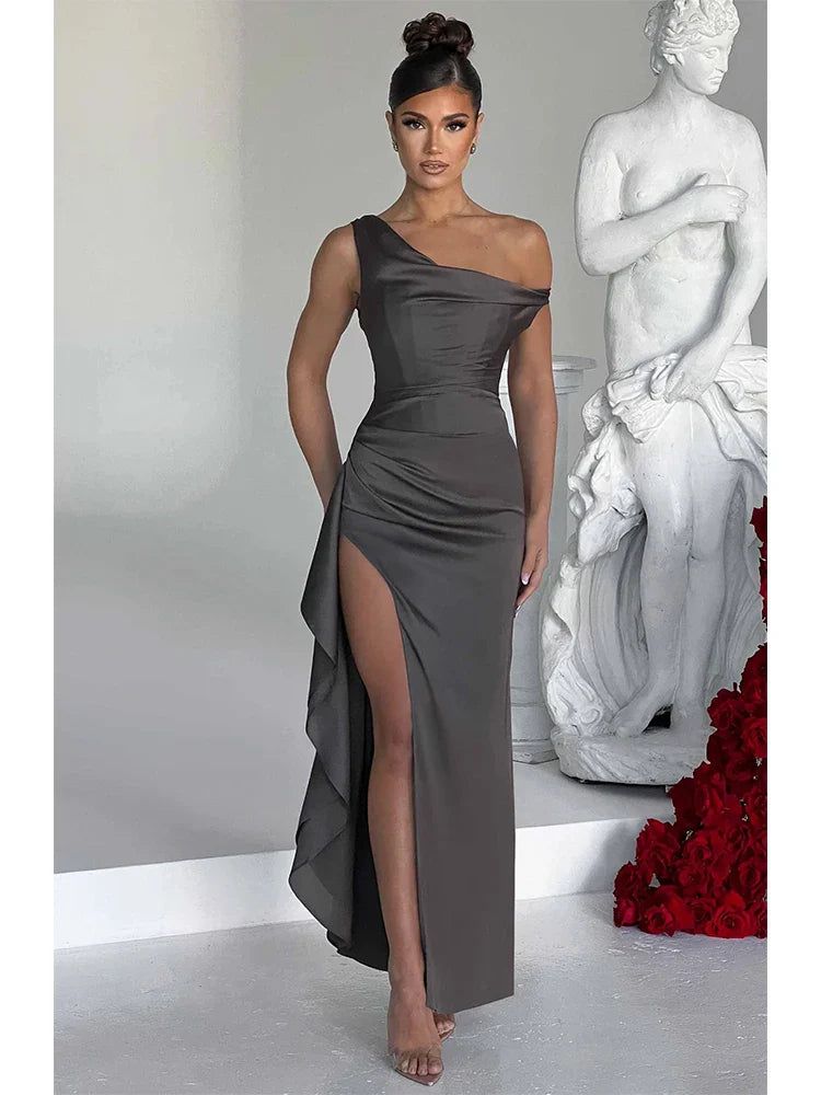 שמלת מקסי סאטן בעיצוב שסע וכתף חשופה - אמיליאנה