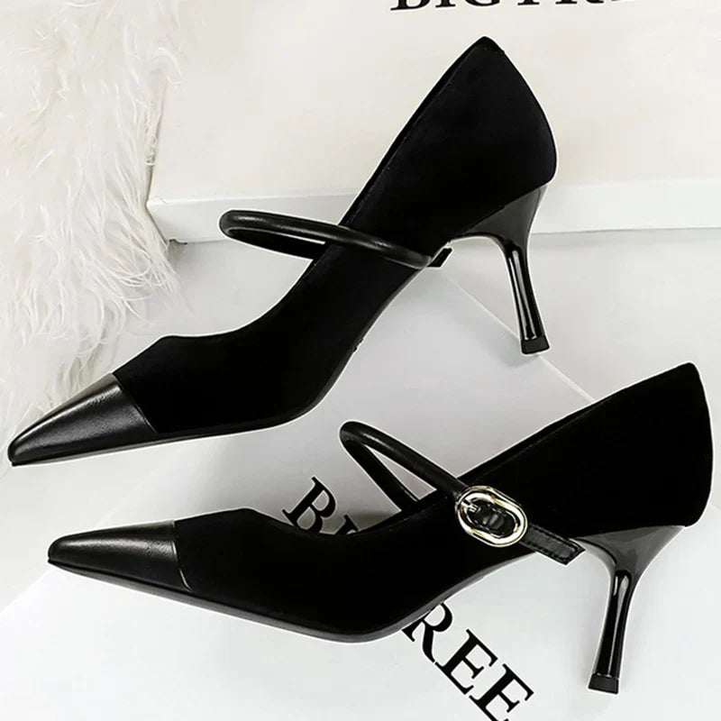 נעלי עקב שפיץ בעיטור אבזם בד קטיפה בשילוב דמוי עור - MABEL