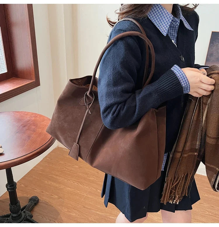 Suede bag with classic design