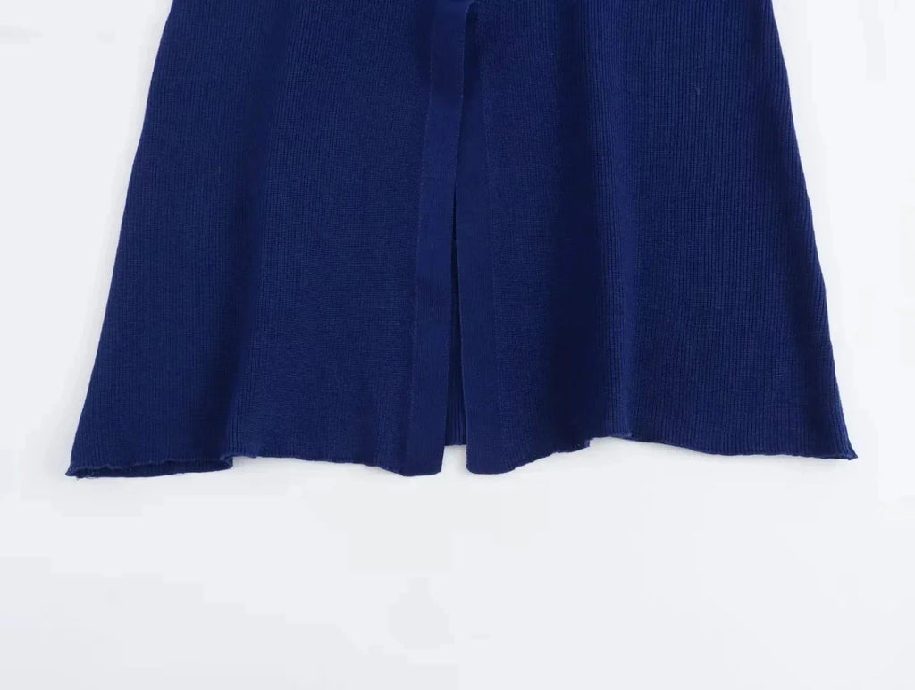 שמלת מידי אלגנטית סרוגה בעיטור כפתורים ושסע קטן - פייר