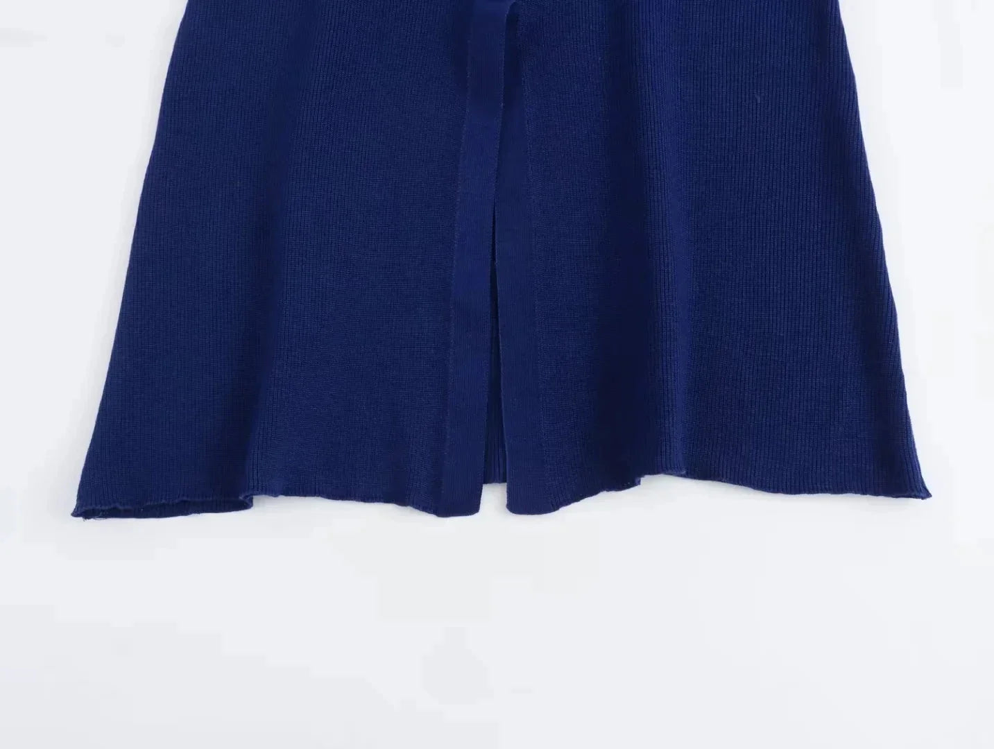 שמלת מידי אלגנטית סרוגה בעיטור כפתורים ושסע קטן - פייר