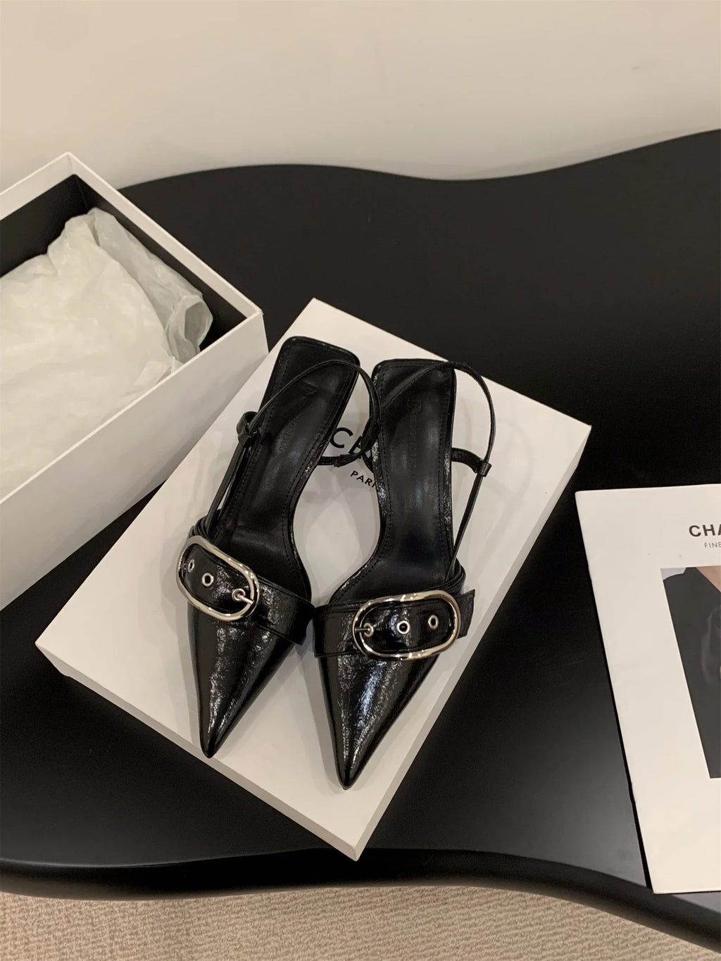 נעלי עקב שפיץ דמוי עור בעיטור חגורת אבזם - פנלופה