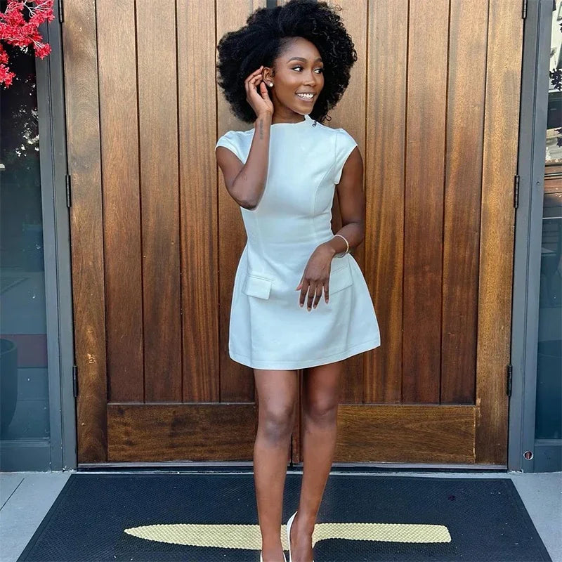 שמלת מיני מחויטת בגזרת שעון חול בעיטור כיסים - נילס