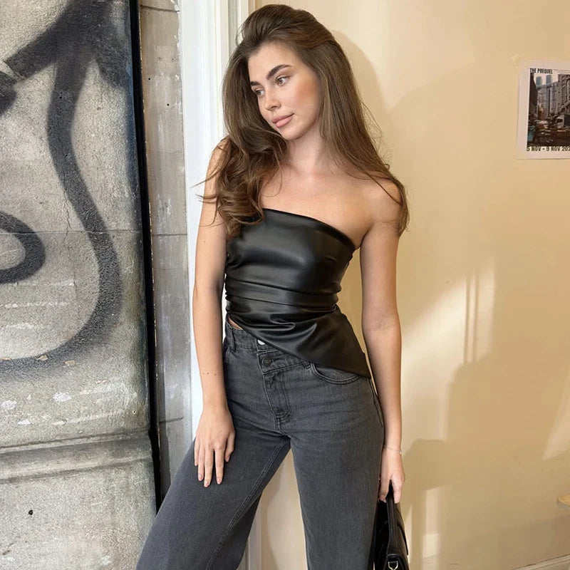 טופ סטרפלס דמוי עור בעיצוב אסימטרי - Jennifer