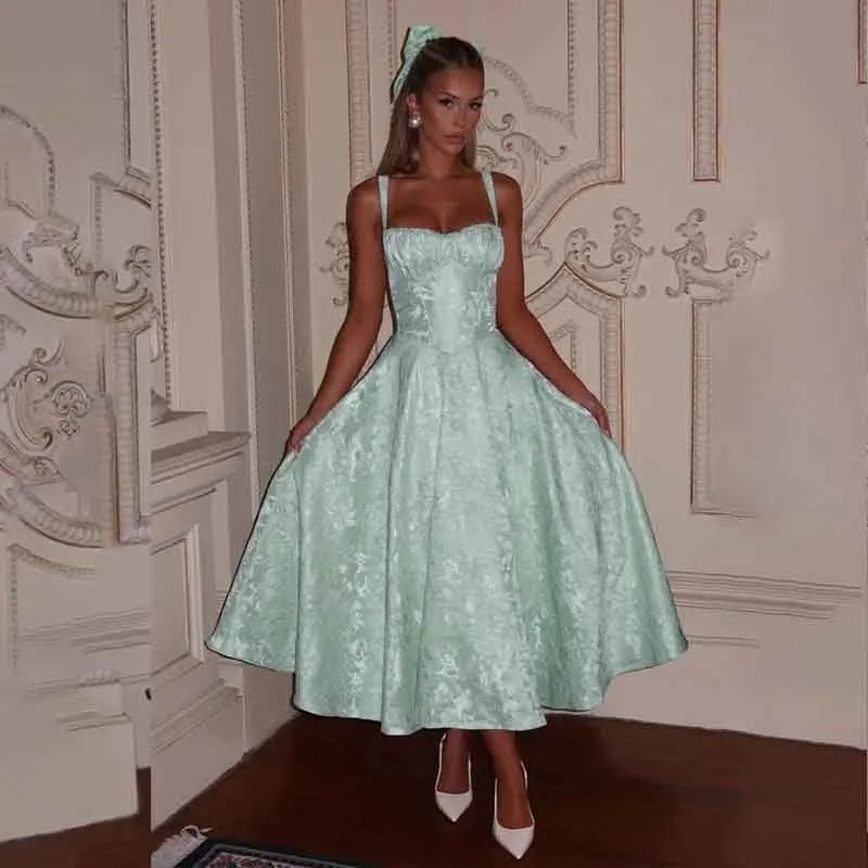 שמלת מידי בגזרת A בעיטור רקמת איורי פרחים קשירה בגב להצמדה במותן - מולינה