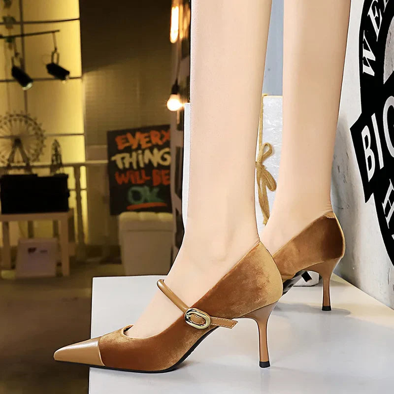 נעלי עקב שפיץ בעיטור אבזם בד קטיפה בשילוב דמוי עור - MABEL