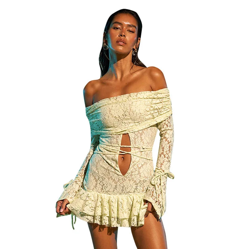 שמלת מיני תחרה כתפיים חשופות בעיטור חוטי קשירה במותן ובידיים - Aviana