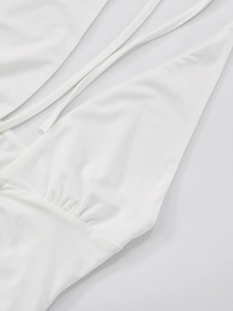 שמלת מיני קשירה בצוואר מחשוף V עמוק בעיטור אבזם צדפת זהב - אסטרז'ה