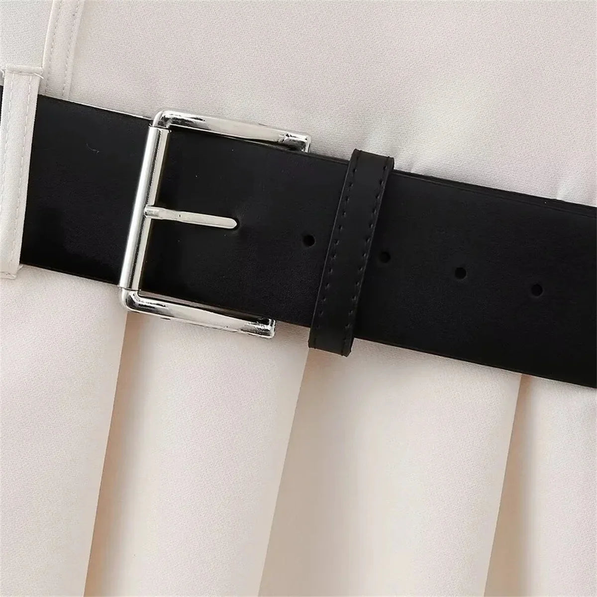 שמלת מיני מחויטת בשילוב חגורה תואמת  - סרינה