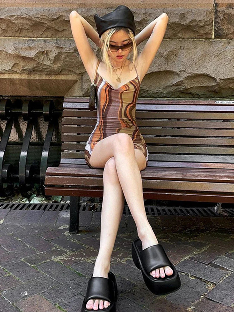 שמלת מיני קשירות בגב בהדפס מיוחד - צ'אין