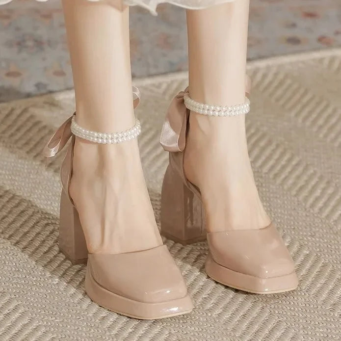 נעלי עקב דמוי עור מבריקות בעיטור פנינים ופפיון - ויויאן