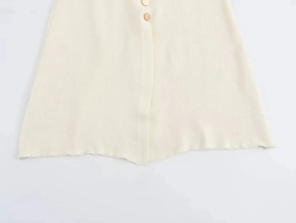 שמלת מידי אלגנטית סרוגה בעיטור כפתורים ושסע קטן - פייר