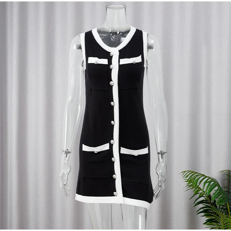 שמלת מיני סרוגה בסגנון מחויט - אמור