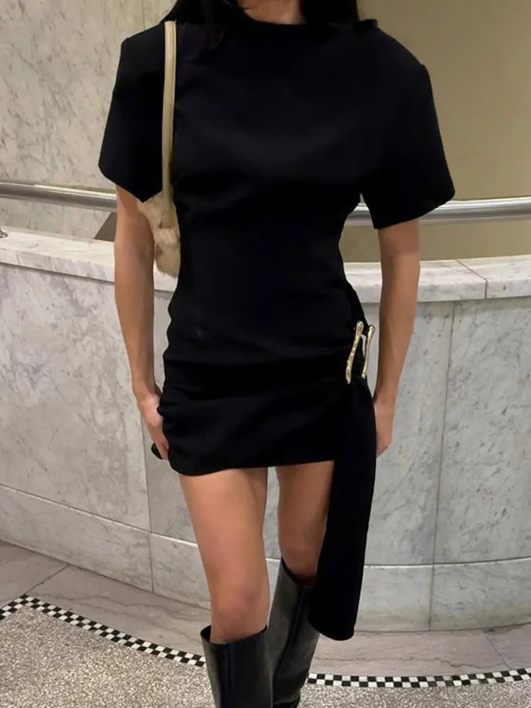 שמלת מיני בעיצוב מיוחד בעיטור אבזם ושובל - מורגן