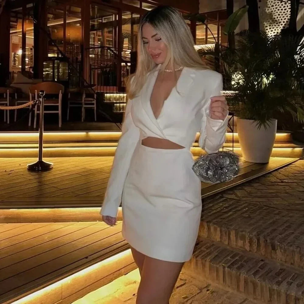 שמלת מיני מחויטת בעיצוב פתחים וחגורה בגב - דבי