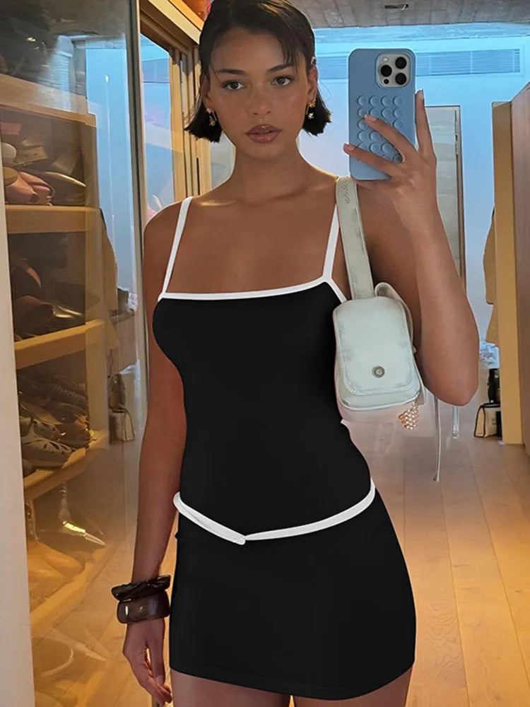 שמלת מיני צמודה בעיטור חגורה דקה - LOLI