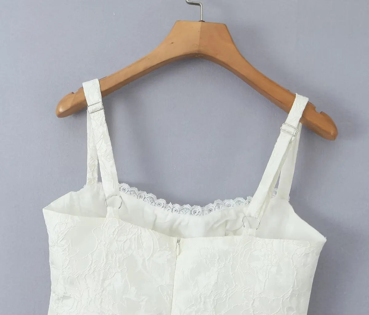 שמלת מיני בעיצוב רקמת איורי פרחים בעיטור תחרה - בלנקה