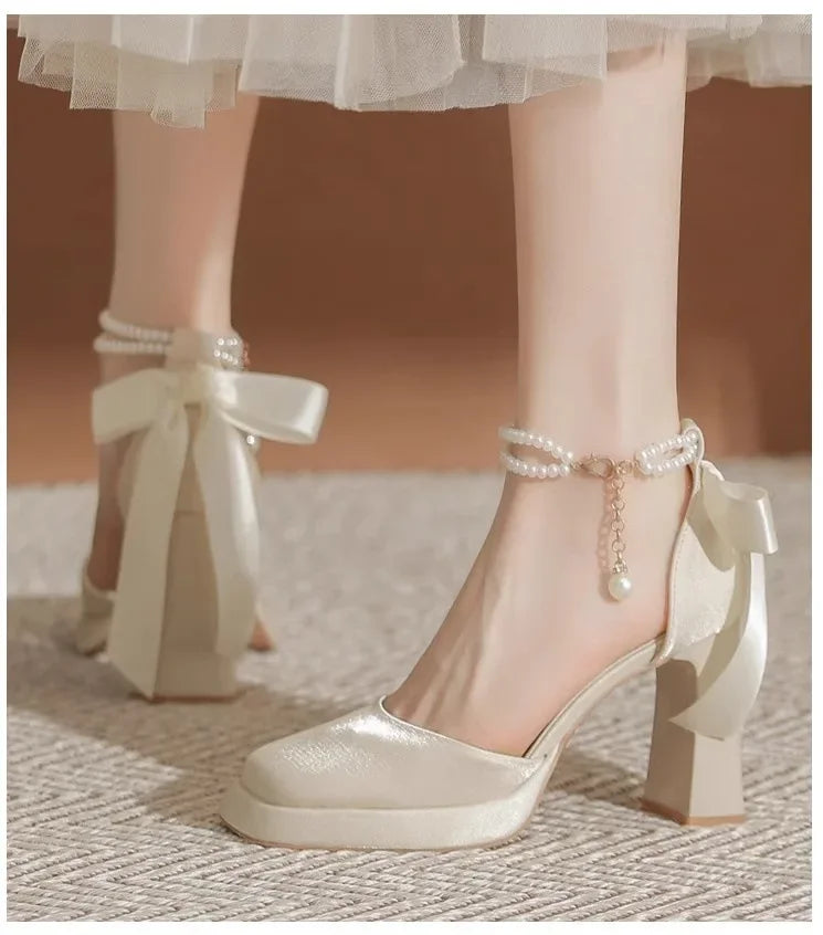 נעלי עקב קטיפה בעיטור פנינים ופפיון - ויטה