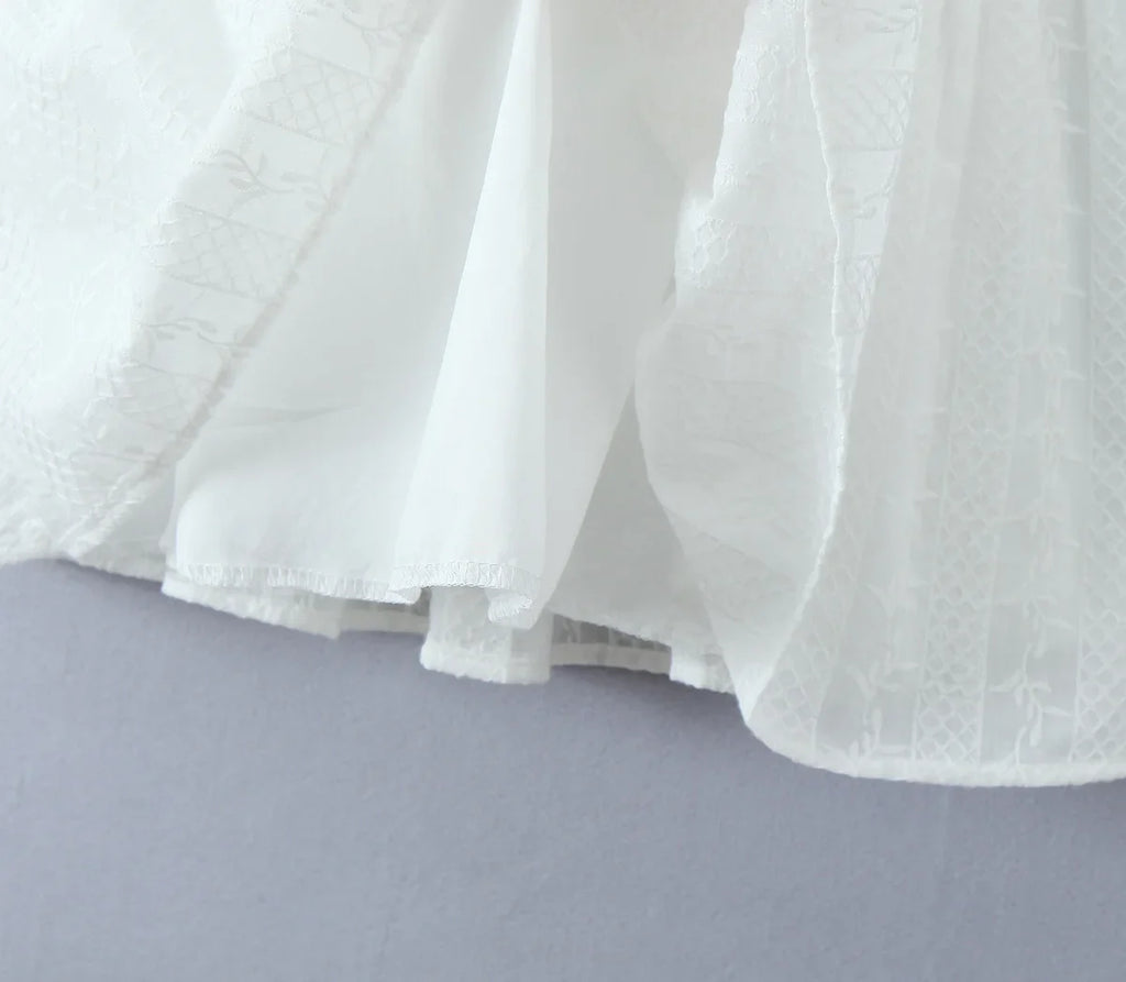 שמלת מיני בעיצוב רקמה בעיטור כפתורים - שקד