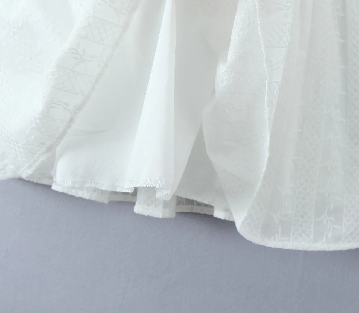 שמלת מיני בעיצוב רקמה בעיטור כפתורים - שקד