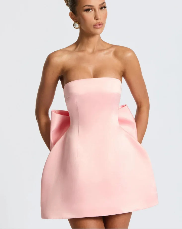 שמלת מיני סאטן בגזרת A בעיטור פפיון קשירה בגב להצמדה במותן - ליליה