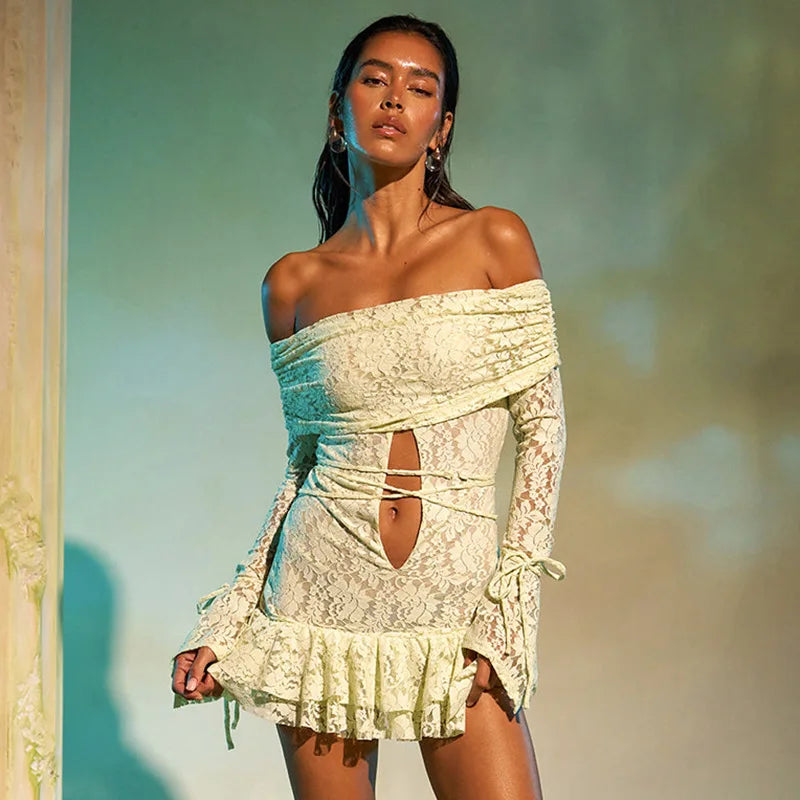 שמלת מיני תחרה כתפיים חשופות בעיטור חוטי קשירה במותן ובידיים - Aviana