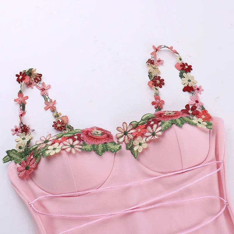 שמלת מיני בעיטור רקמת וכתפיות פרחים בעיטור חוט קשירה סאטן - ליליה