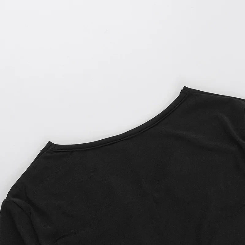 שמלת מיני צמודה בעיצוב פתחים ואבזמי זרקונים - מייס