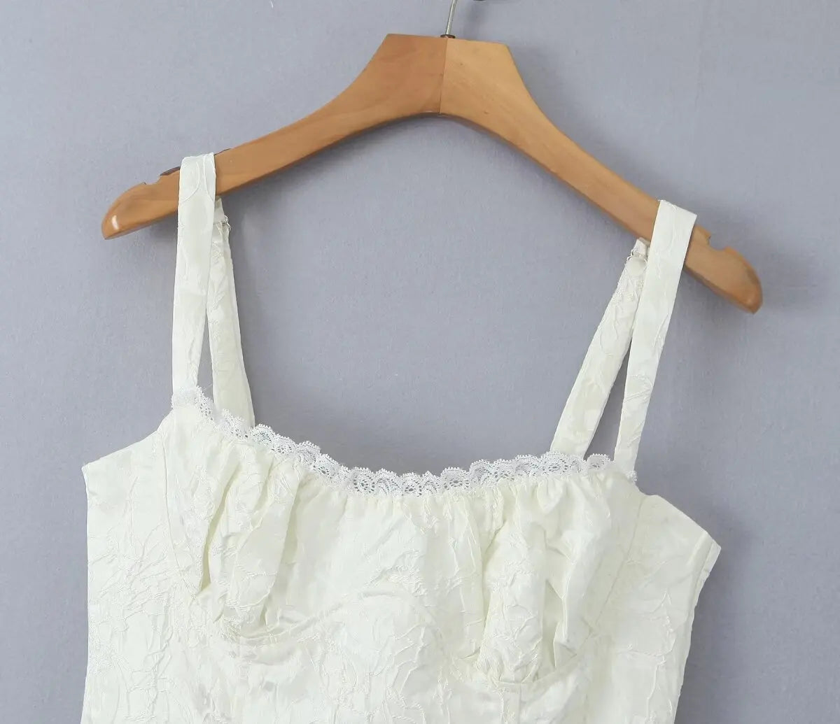 שמלת מיני בעיצוב רקמת איורי פרחים בעיטור תחרה - בלנקה