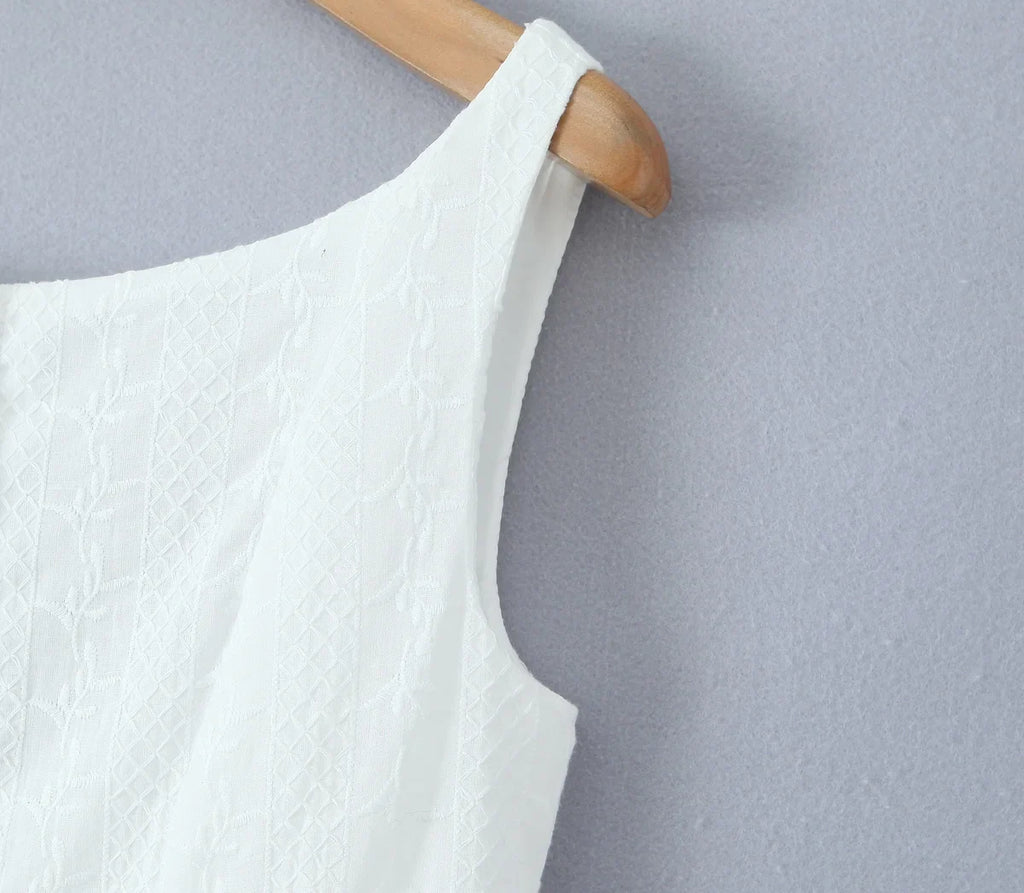 שמלת מיני בעיצוב רקמה בעיטור כפתורים - שקד