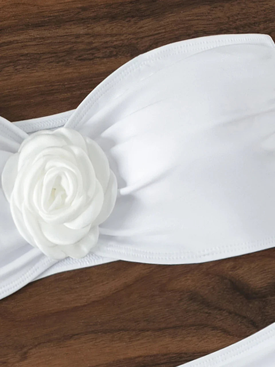 בגד ים ביקיני חזיית סטרפלס בעיטור פרח תחתון מחטב גזרה גבוהה - ונילה