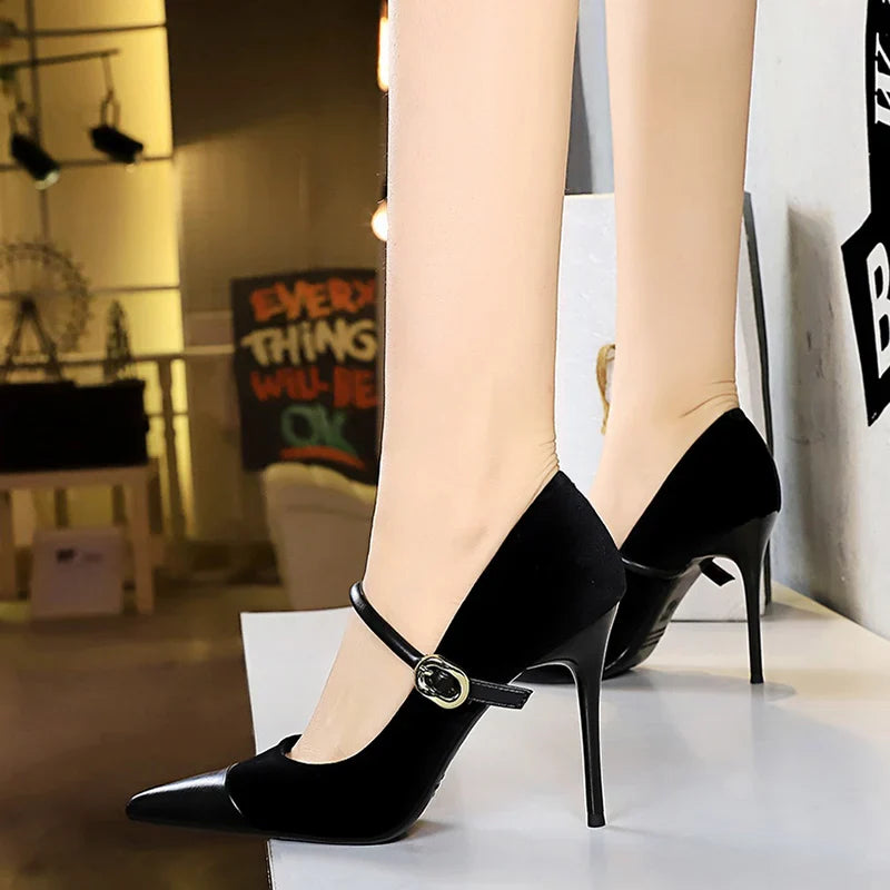 נעלי עקב שפיץ בעיטור אבזם בד קטיפה בשילוב דמוי עור - MABEL