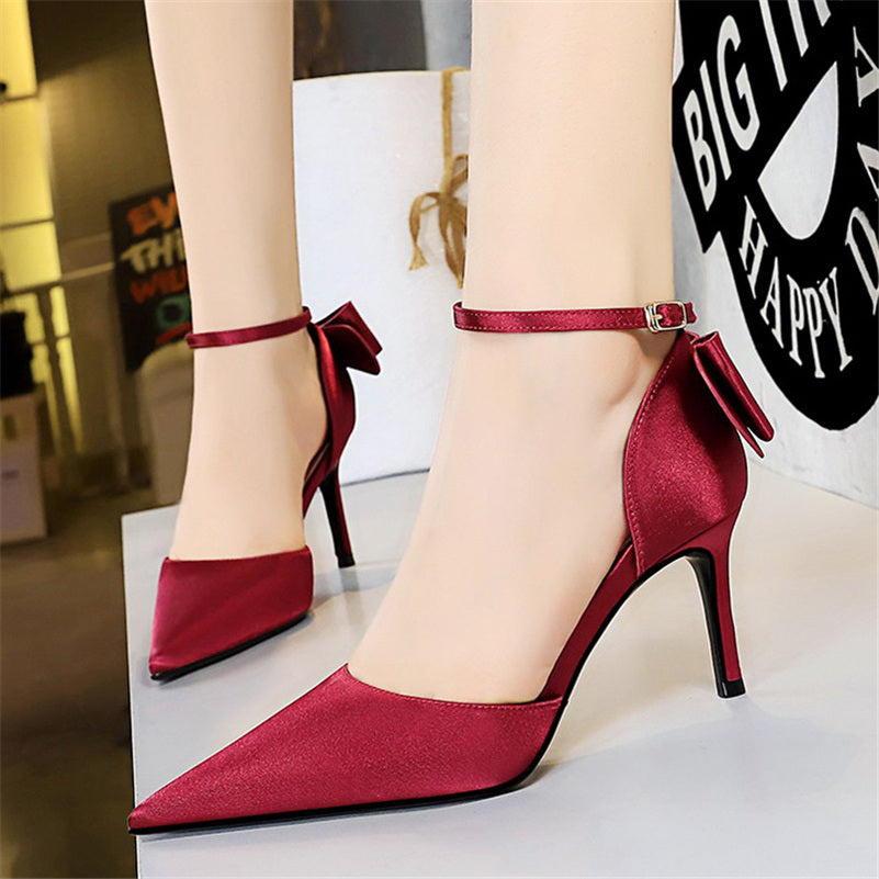 נעלי עקב שפיץ בד משי בעיטור פפיון - BIANCA